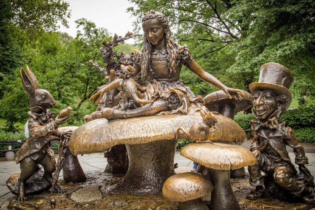 Central-Park-Photo-Spot-Alice-in-Wonderland-Statue