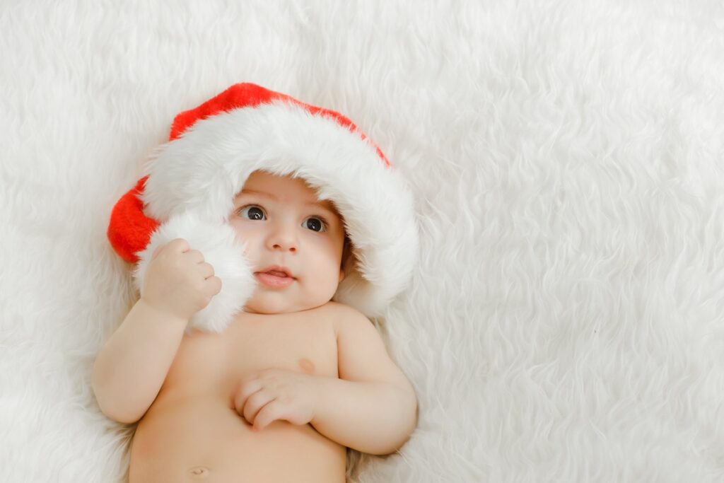 Cute Newborn Photo Ideas [Outfits & Poses] - VIEWBUG.com